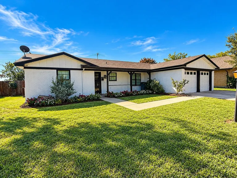 Burleson, TX 3-Bedroom Home with Pool and Covered Patio property photo