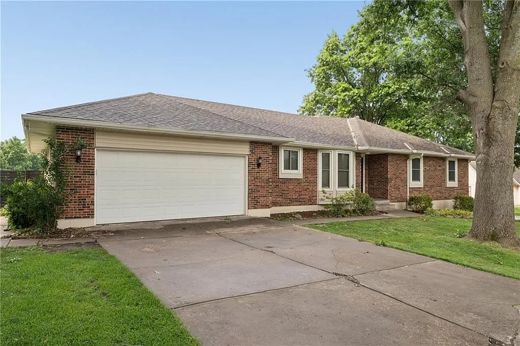 617 W Maple St, Raymore, MO 64083 | Corner-Lot Ranch Home with Pool photo 3