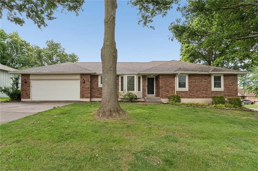 617 W Maple St, Raymore, MO 64083 | Corner-Lot Ranch Home with Pool photo 2