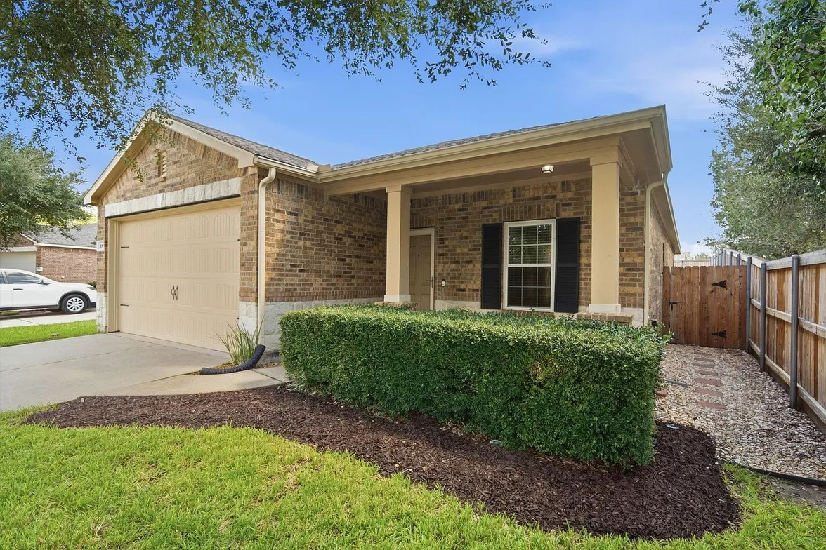 Katy, TX Corner-Lot Home for Sale with 3 Bedrooms and Covered Patio photo 4