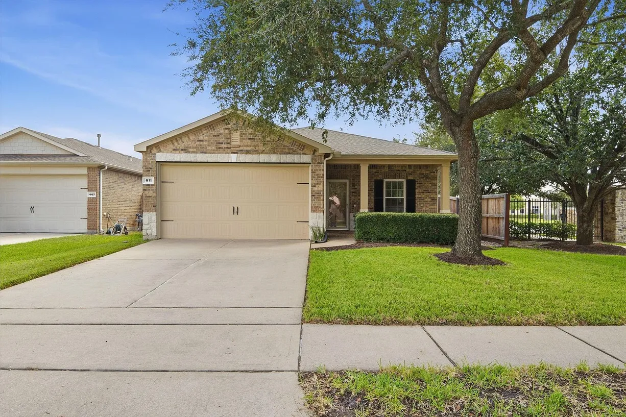 Katy, TX Corner-Lot Home for Sale with 3 Bedrooms and Covered Patio photo 2