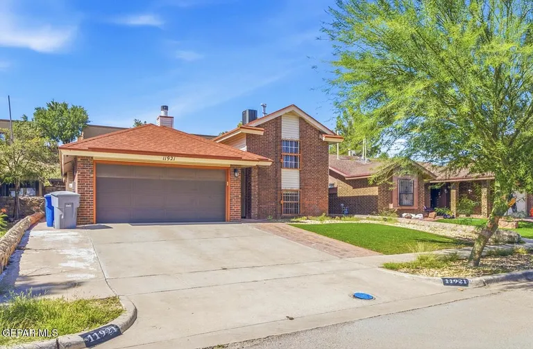 El Paso, TX Tri-Level Home for Sale with 3 Bedrooms and Loft property photo