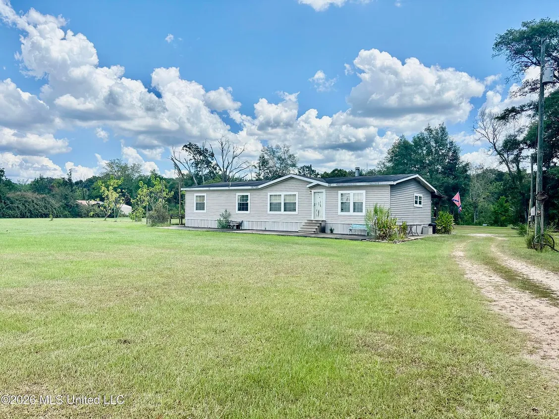 46 Pearl View Cir, Monticello, MS 39654: Riverfront Manufactured Home on 7 Acres
