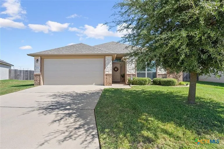 Temple, TX 3-Bedroom Home for Sale with 10,280.16-Sq-Ft Lot property photo