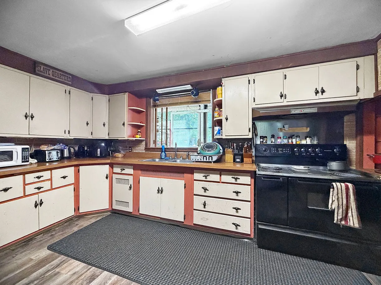 518 E 10th St, Lockport, IL 60441: Renovation Opportunity on a Mature-Treed Lot photo 5