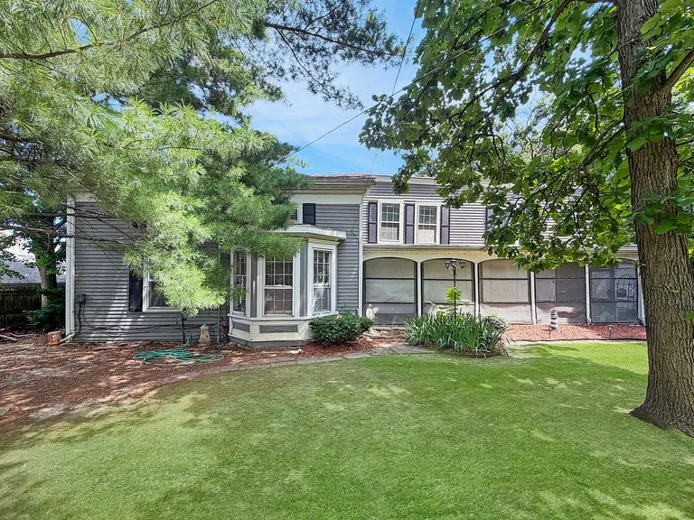 518 E 10th St, Lockport, IL 60441: Renovation Opportunity on a Mature-Treed Lot property photo