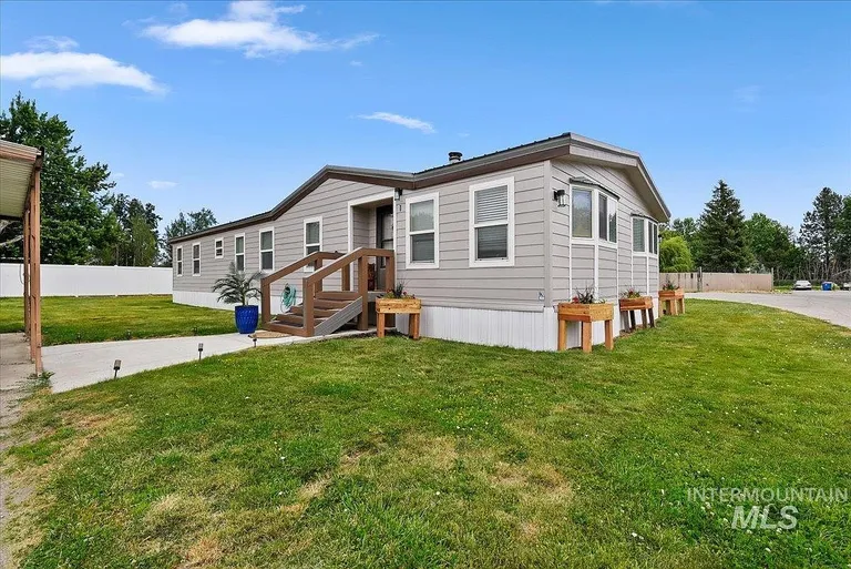3-Bedroom Manufactured Home for Sale in Eagle, Idaho property photo