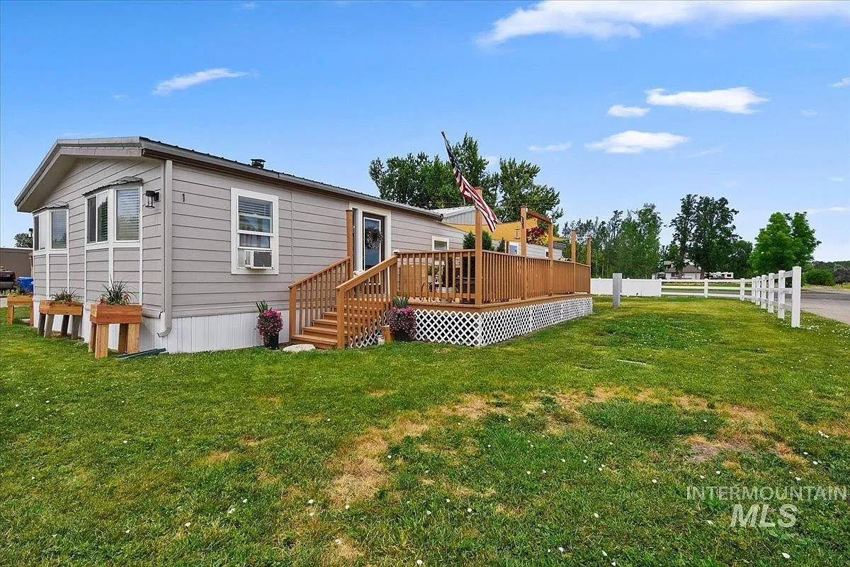 3-Bedroom Manufactured Home for Sale in Eagle, Idaho photo 3