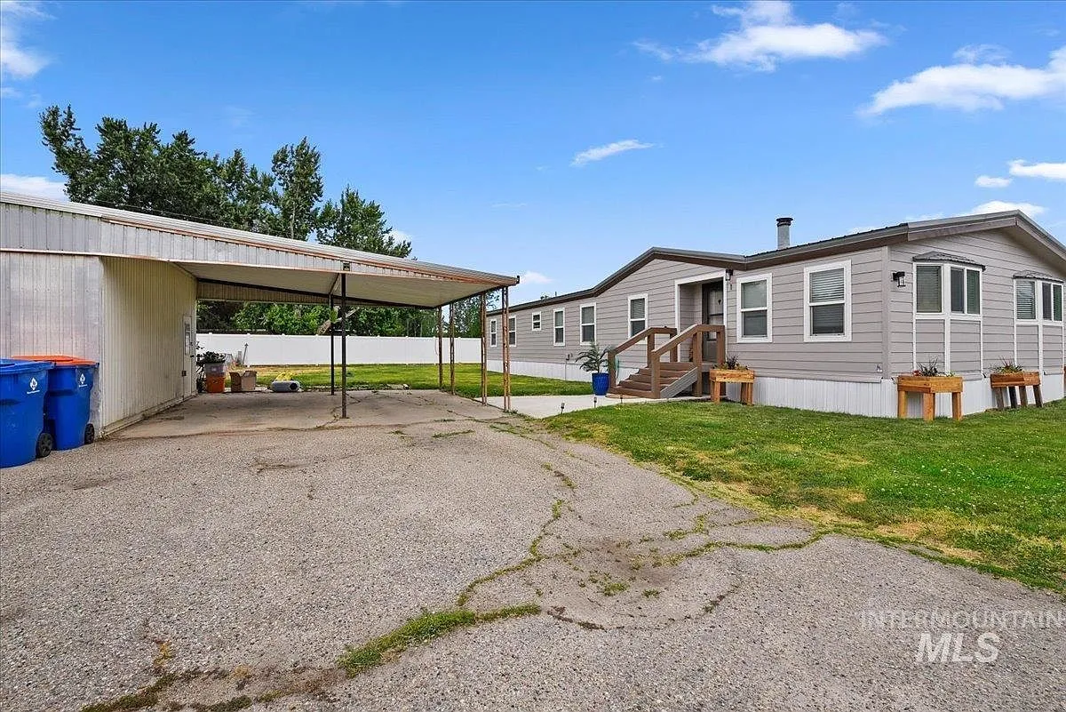3-Bedroom Manufactured Home for Sale in Eagle, Idaho photo 2