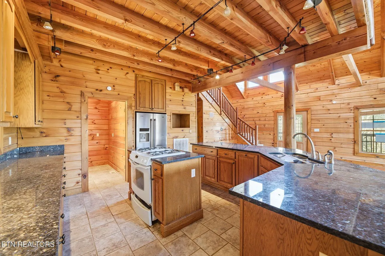 135 Marble Bluff Dr, Kingston, TN 37763 | Log-Style Home on 1.36 Acres photo 3