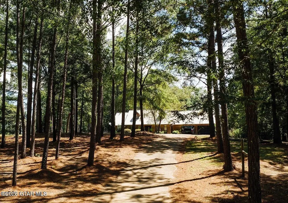 495 Austin Place: 14.28-Acre Rural Home for Sale in French Camp, Mississippi photo 2