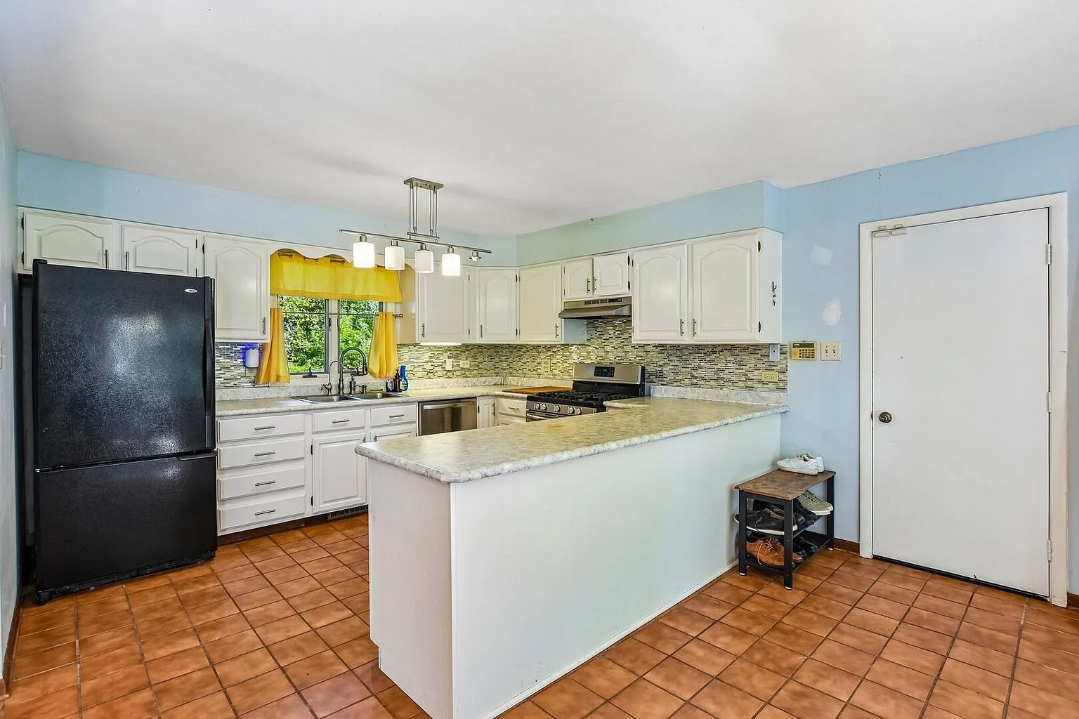 3007 Garden Ln, Crystal Lake, IL 60012: Spacious 4-Bedroom Home with Backyard and Remodeling Potential photo 9