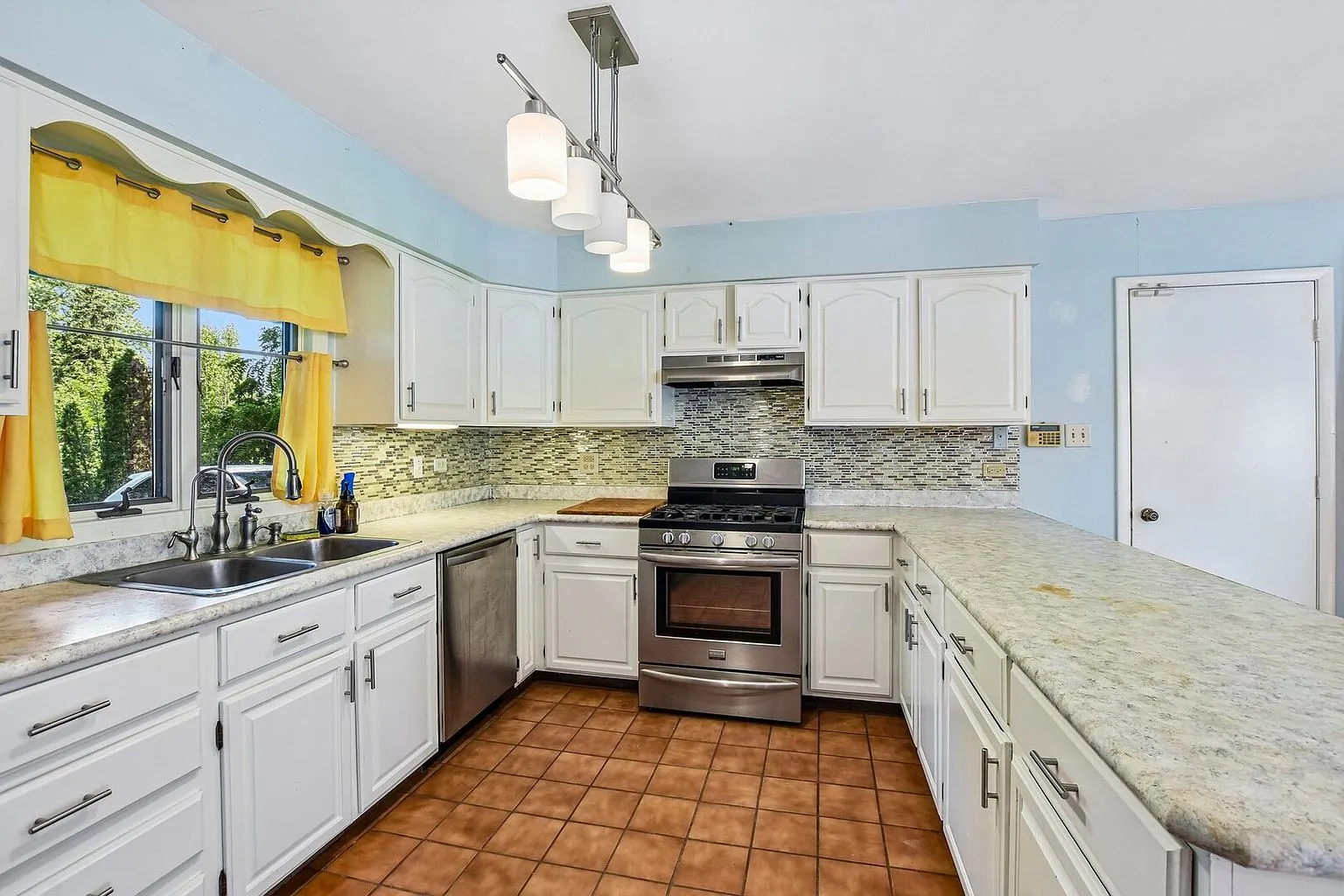 3007 Garden Ln, Crystal Lake, IL 60012: Spacious 4-Bedroom Home with Backyard and Remodeling Potential photo 10