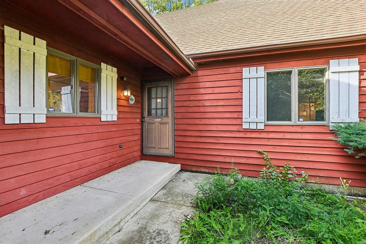 3007 Garden Ln, Crystal Lake, IL 60012: Spacious 4-Bedroom Home with Backyard and Remodeling Potential photo 3