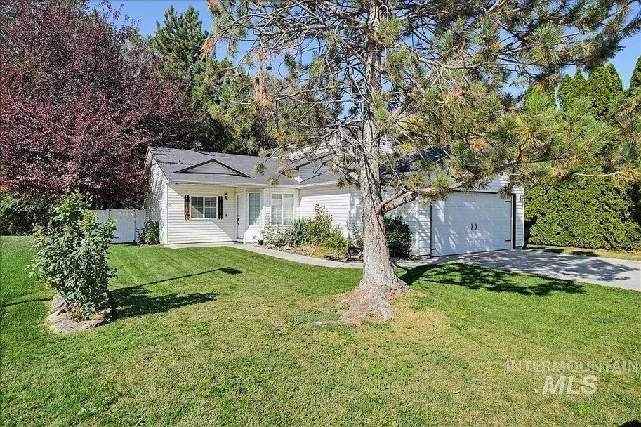 Caldwell, Idaho 3-Bedroom Home with 6,969.6-Sq-Ft Lot photo 2