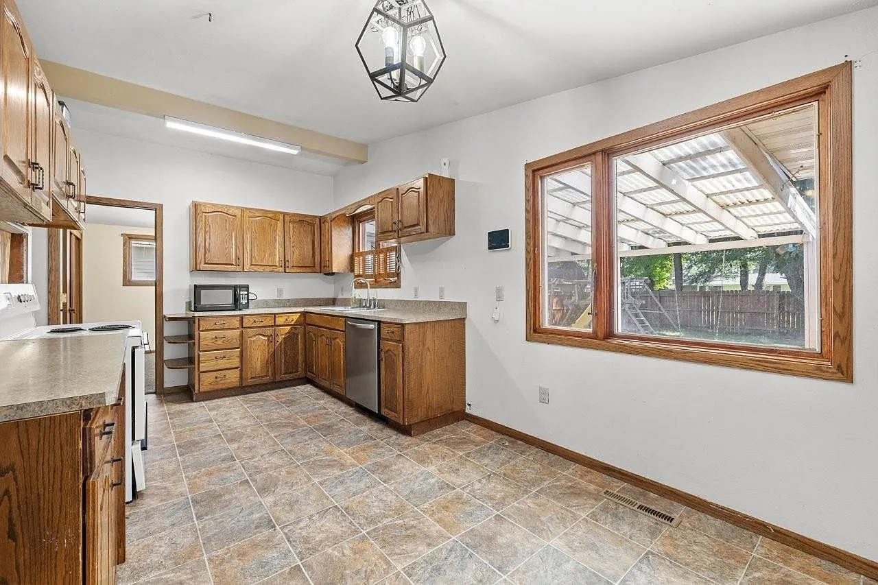 3-Bedroom Ranch-Style Home for Sale at 2609 1st Ave SW, Minot, ND photo 9