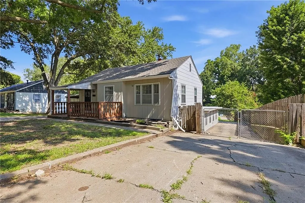 5-Bedroom Home with Finished Basement for Sale in Raytown, Missouri photo 2
