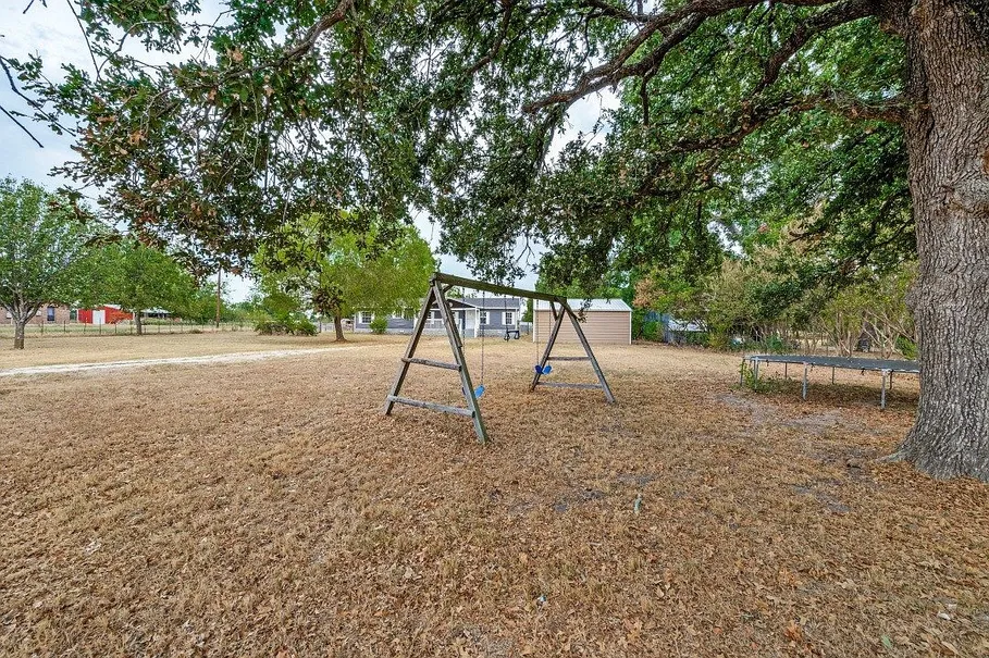 Campbell, TX Manufactured Home on 1.973 Acres with 3 Bedrooms photo 4
