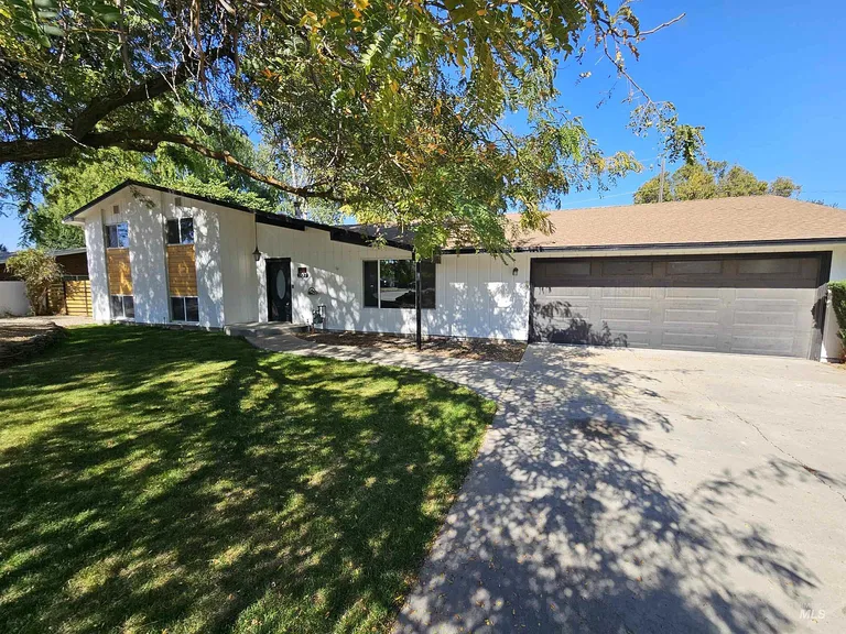 Caldwell, Idaho Country Home for Sale: 5 Bedrooms on 0.29 Acres property photo