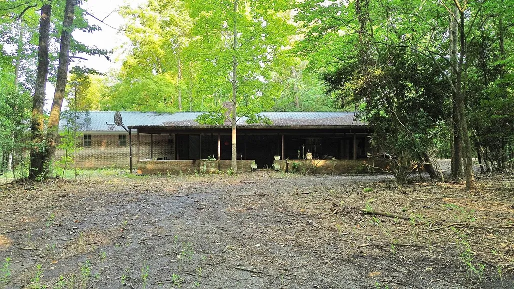 276 Oak Dr, Spring City, TN 37381 | 4-Bedroom Brick Home on 5.61 Acres photo 2