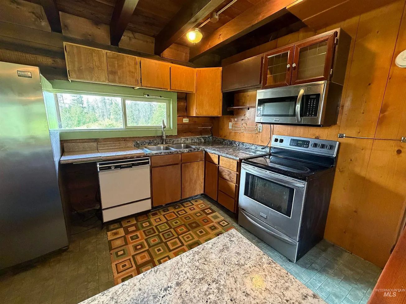 Deary, Idaho Log Cabin on 2.26 Acres with 3 Bedrooms photo 3