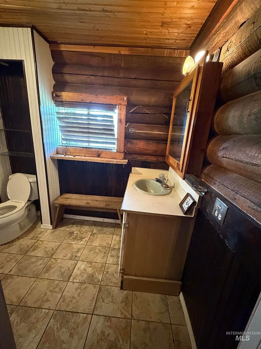 Deary, Idaho Log Cabin on 2.26 Acres with 3 Bedrooms photo 10