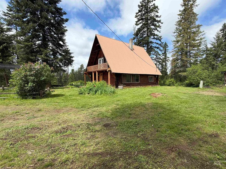 Deary, Idaho Log Cabin on 2.26 Acres with 3 Bedrooms property photo