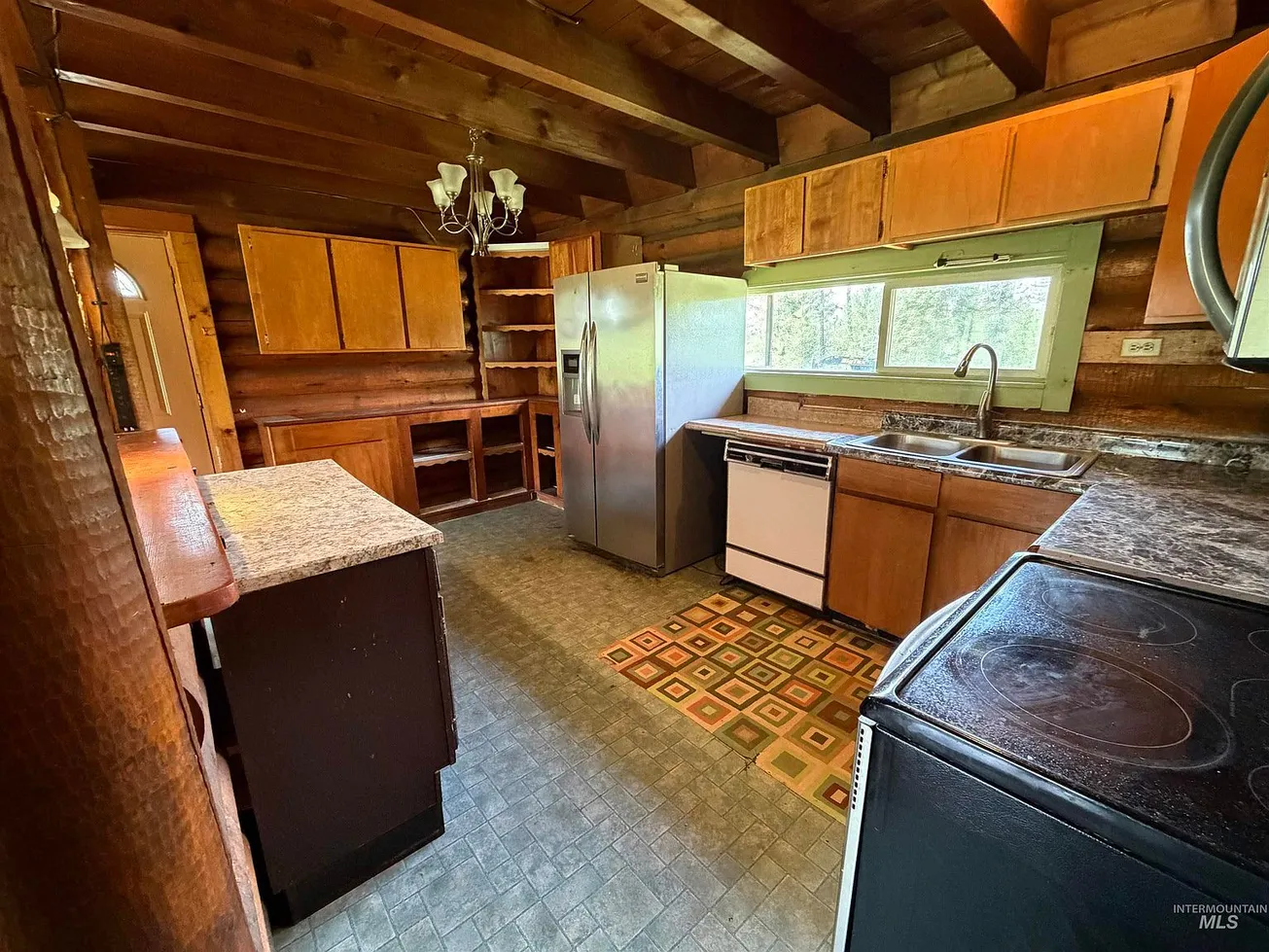 Deary, Idaho Log Cabin on 2.26 Acres with 3 Bedrooms photo 4