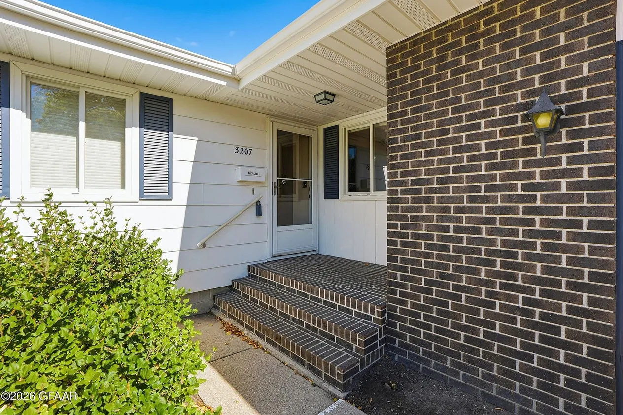 Grand Forks, North Dakota Ranch-Style Home for Sale with 3 Bedrooms and 0.28-Acre Lot photo 2