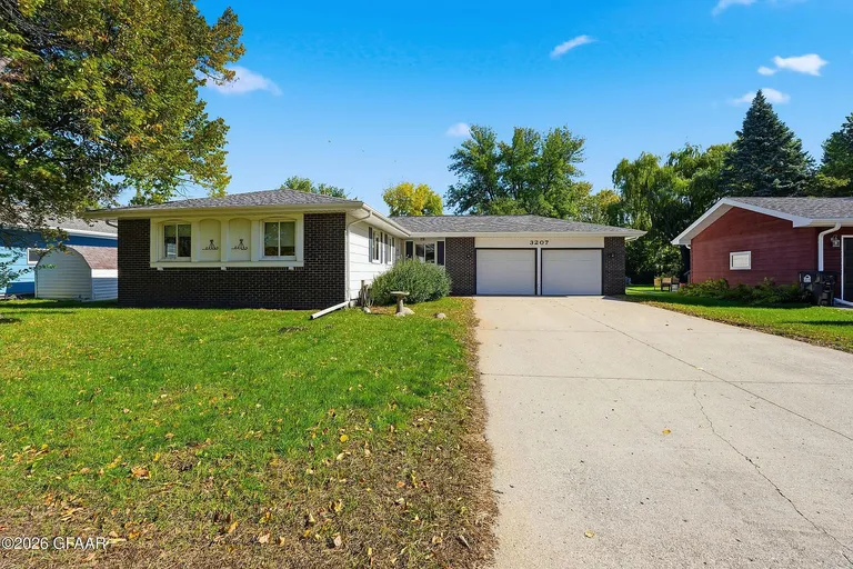 Grand Forks, North Dakota Ranch-Style Home for Sale with 3 Bedrooms and 0.28-Acre Lot property photo