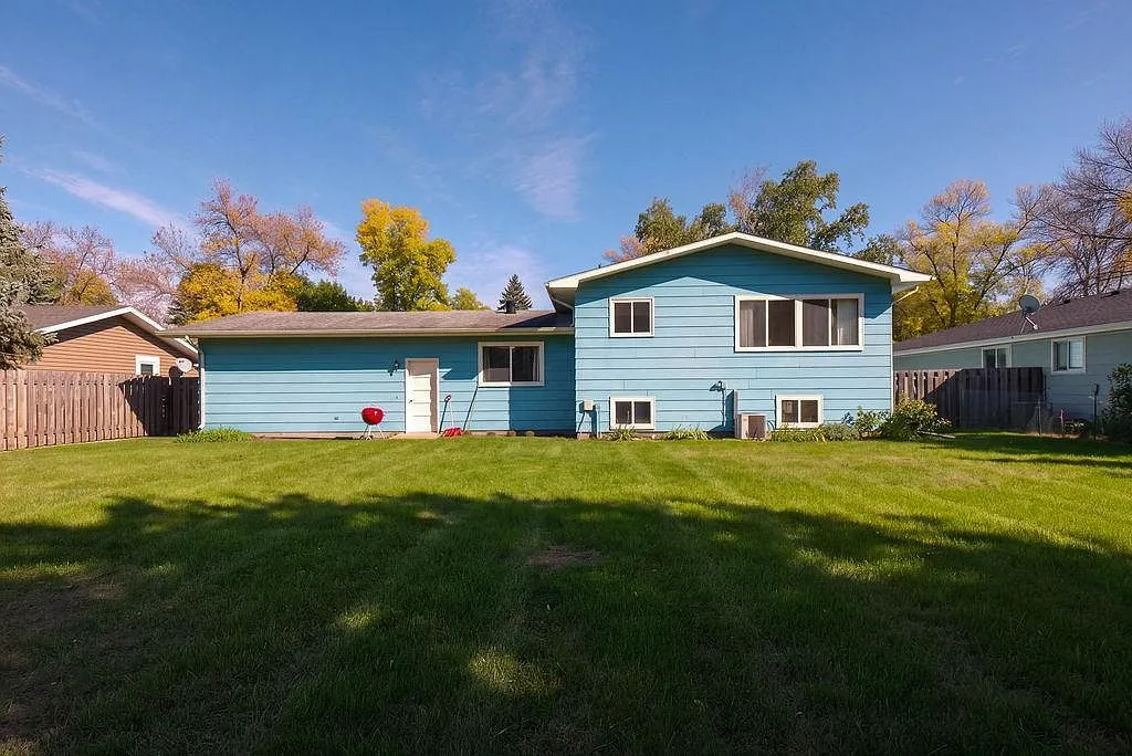 Fargo, North Dakota Bilevel Home with 3 Bedrooms and Attached Double Garage photo 3
