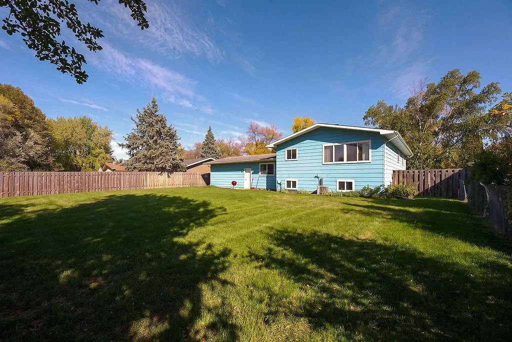 Fargo, North Dakota Bilevel Home with 3 Bedrooms and Attached Double Garage photo 4