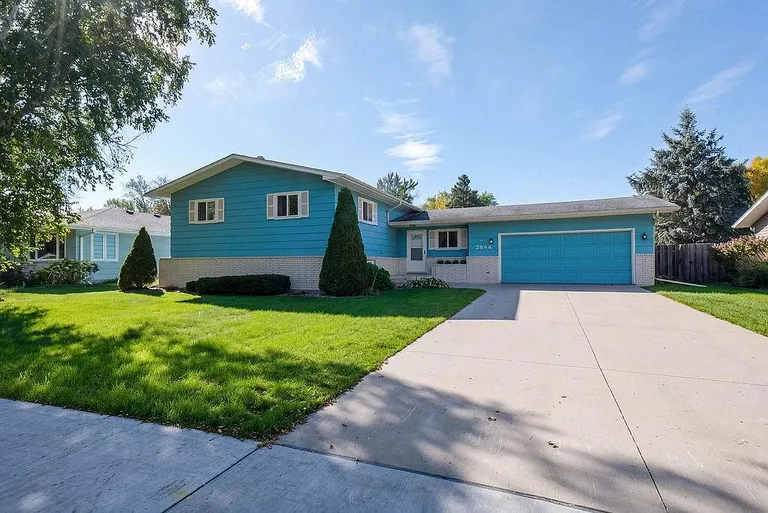 Fargo, North Dakota Bilevel Home with 3 Bedrooms and Attached Double Garage property photo