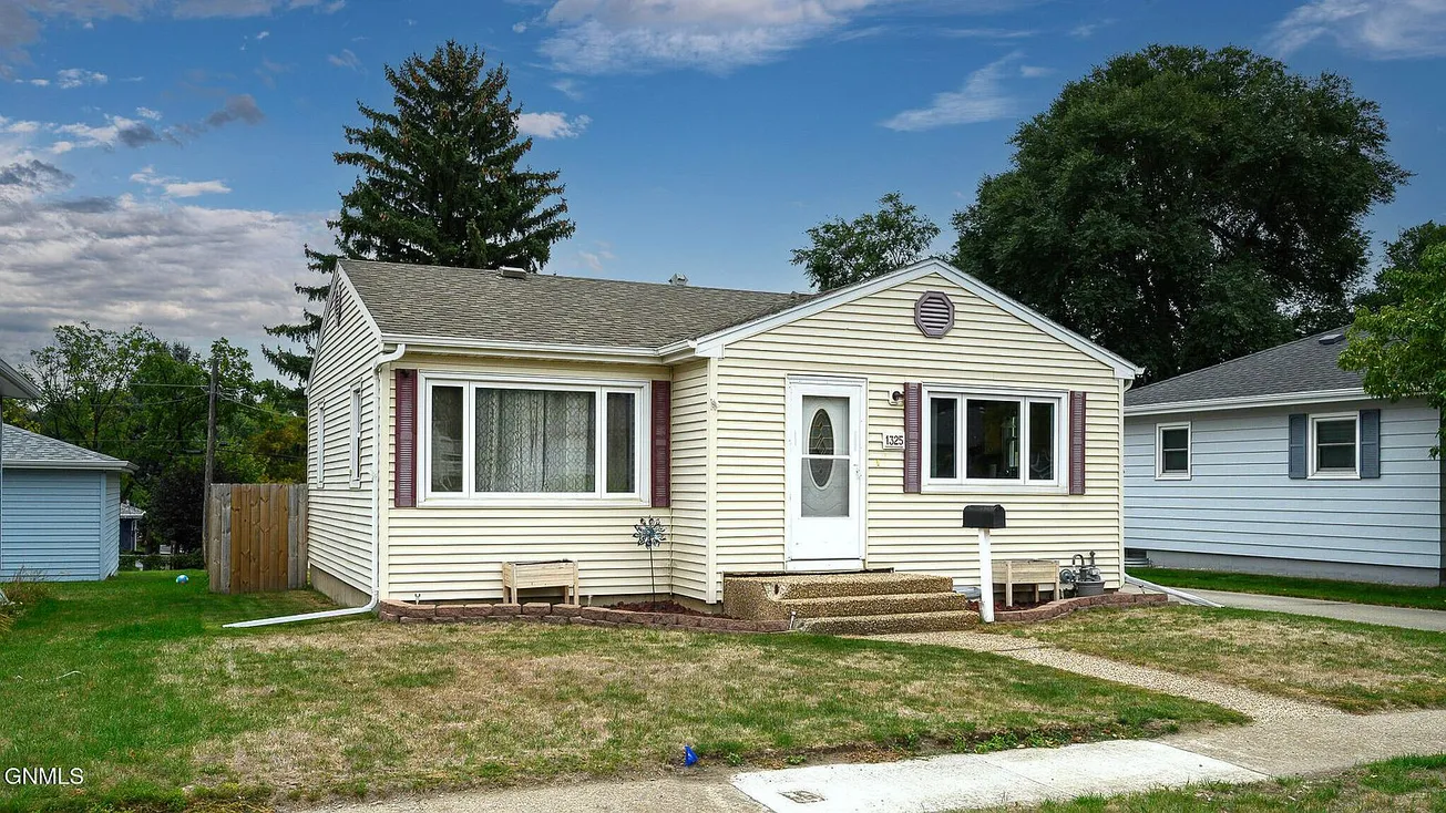 Bismarck, ND Home for Sale: Updated 4-Bedroom Home with 1,712 Sq Ft photo 3