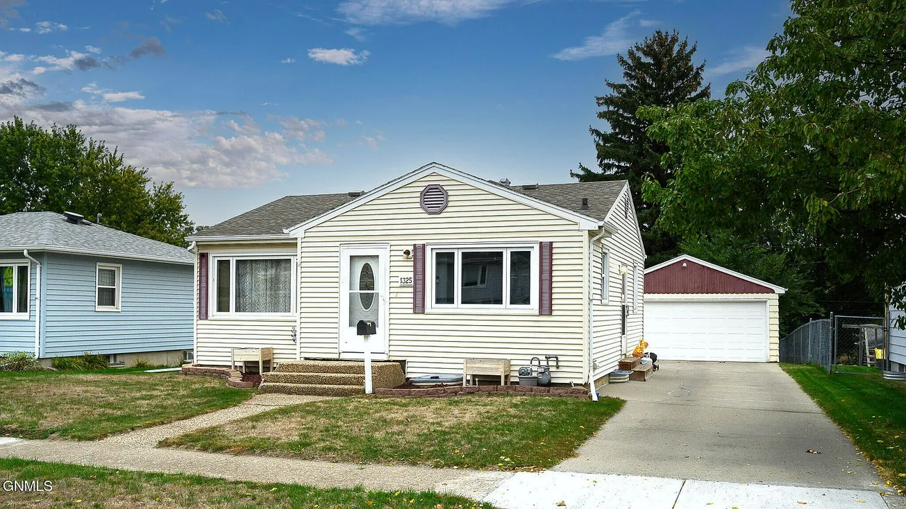 Bismarck, ND Home for Sale: Updated 4-Bedroom Home with 1,712 Sq Ft photo 2
