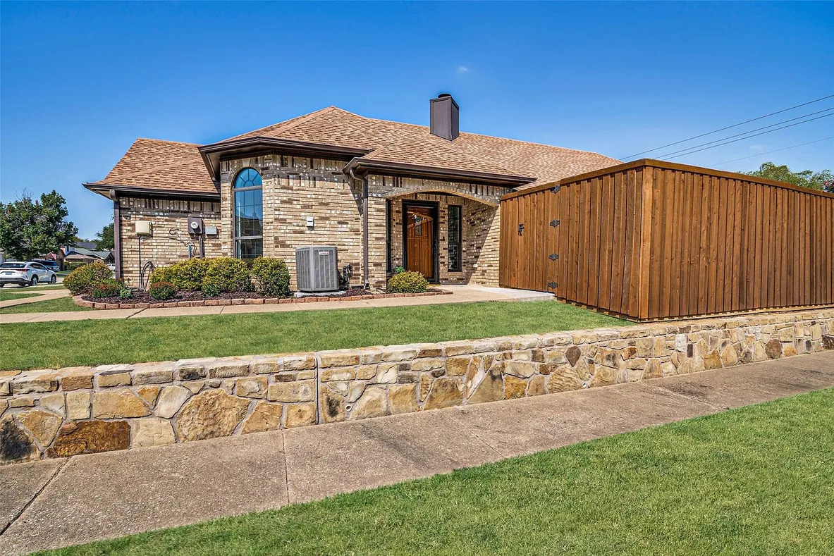 Spacious Single-Family Home with Vaulted Ceiling in Plano, TX photo 3