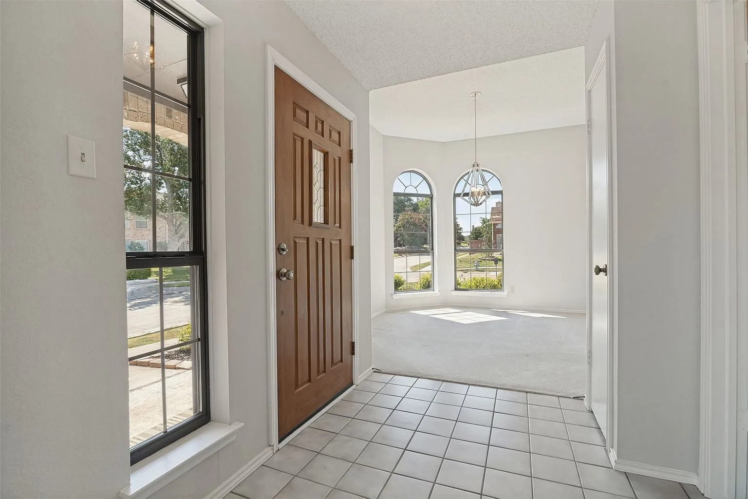 Spacious Single-Family Home with Vaulted Ceiling in Plano, TX photo 4
