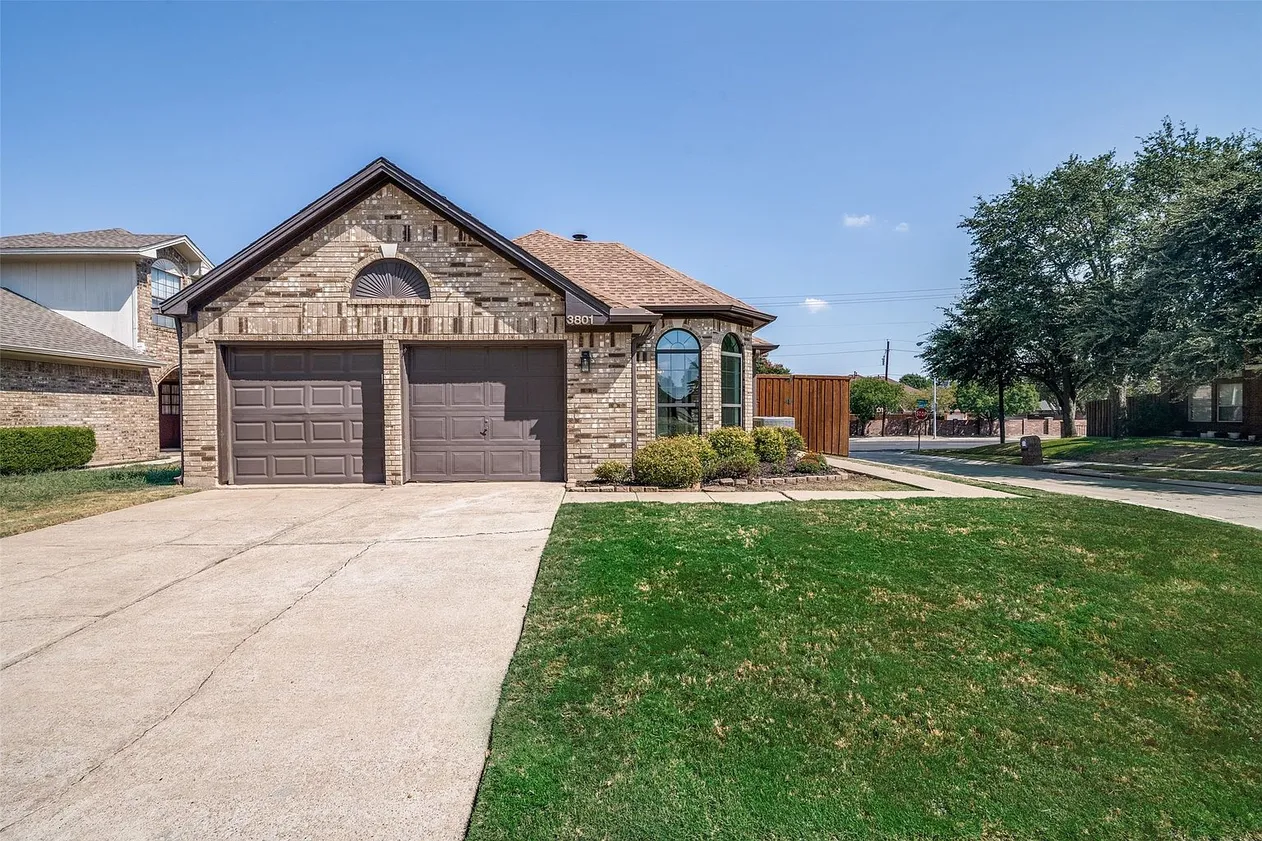 Spacious Single-Family Home with Vaulted Ceiling in Plano, TX photo 2
