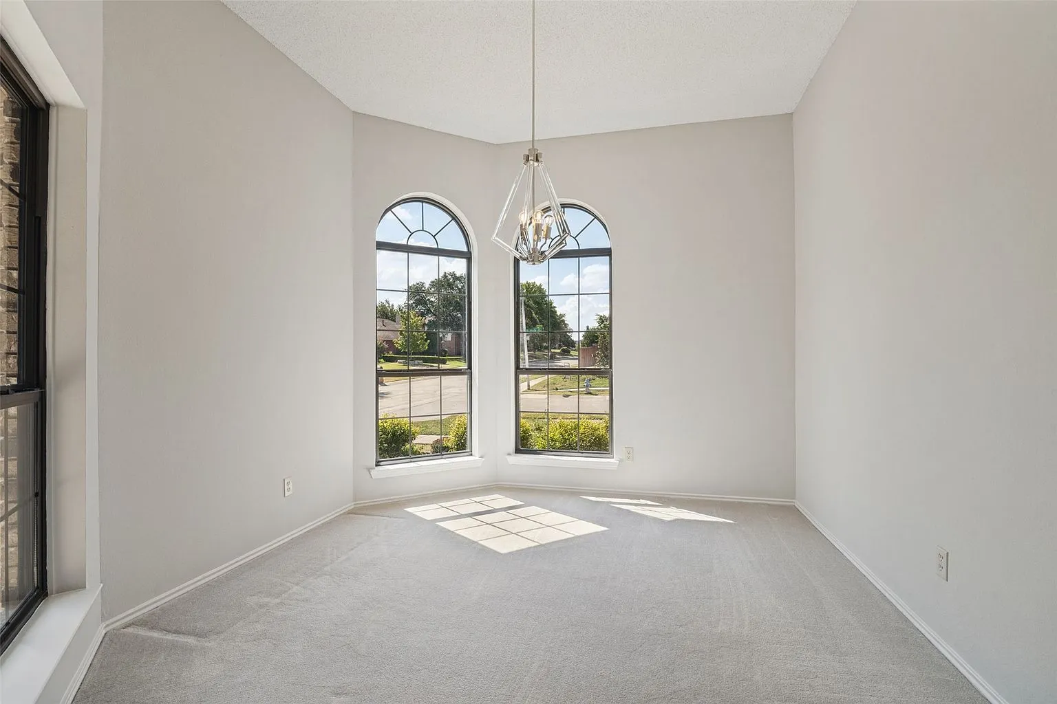 Spacious Single-Family Home with Vaulted Ceiling in Plano, TX photo 6