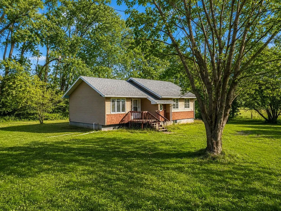 Country Home on 3 Acres Near Northwood Schools photo 2