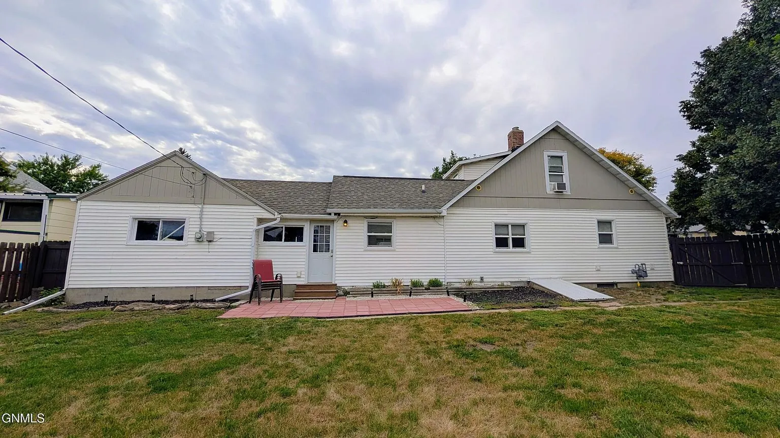 Fully Furnished 3-Bedroom Home with Garage in Mandan, ND photo 2