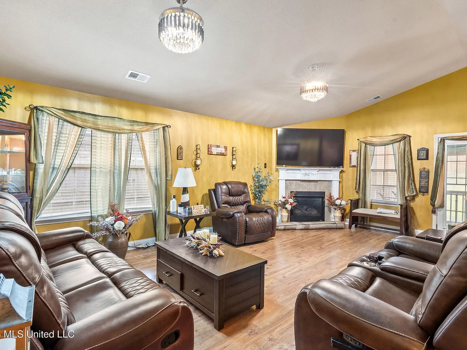 3-Bedroom Detached Home with Fenced Backyard in Southaven, MS photo 3