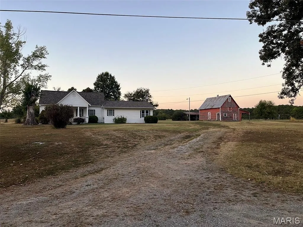 Charming Farmhouse on 15.4 Acres in Houston, Missouri photo 2