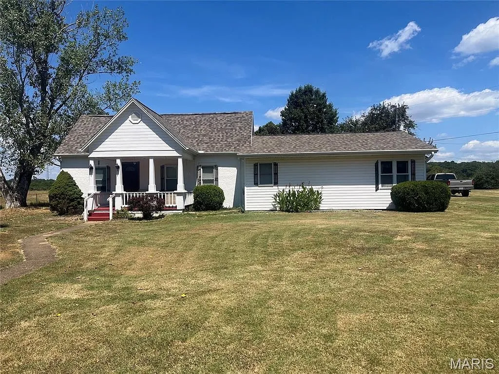Charming Farmhouse on 15.4 Acres in Houston, Missouri
