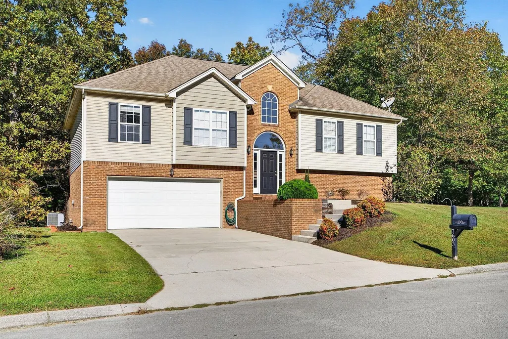 Ooltewah, TN Split-Foyer Home with Finished Basement and Pool photo 3