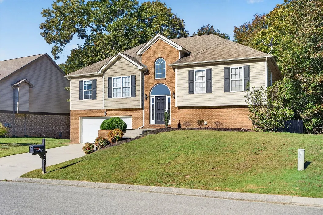 Ooltewah, TN Split-Foyer Home with Finished Basement and Pool photo 2