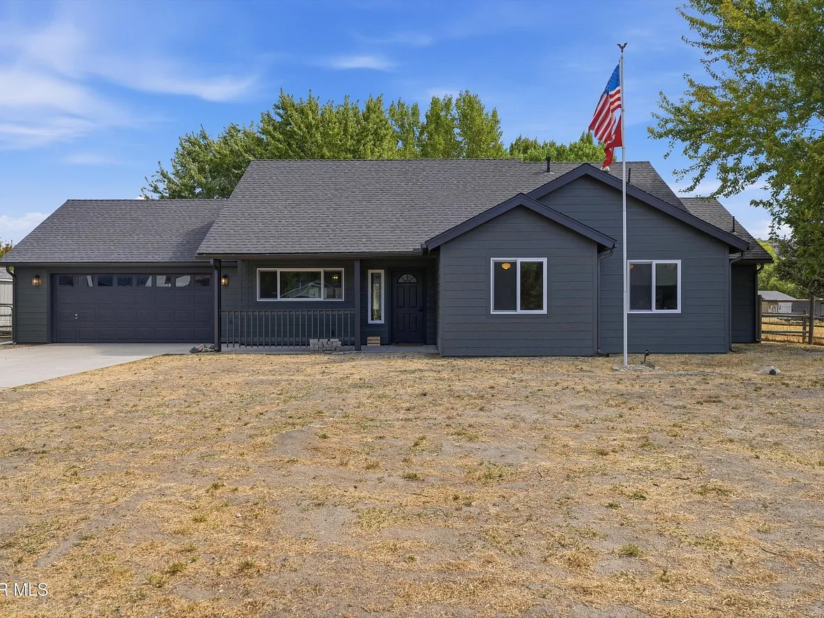 Well-Maintained 3-Bedroom Home Near Four Island Lake in Bear Valley Springs photo 2