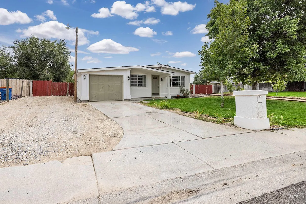 3-Bedroom Single-Family Home with Spacious Lot in Boise, Idaho photo 3