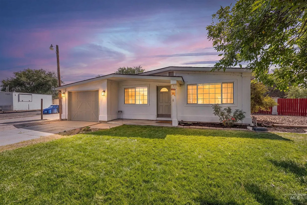 3-Bedroom Single-Family Home with Spacious Lot in Boise, Idaho photo 2