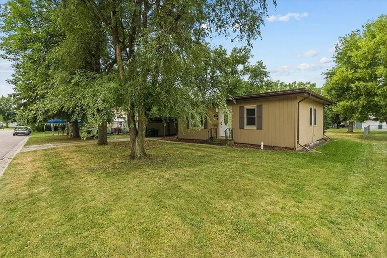 Charming Starter Home with Large Backyard in Wahpeton, ND property photo